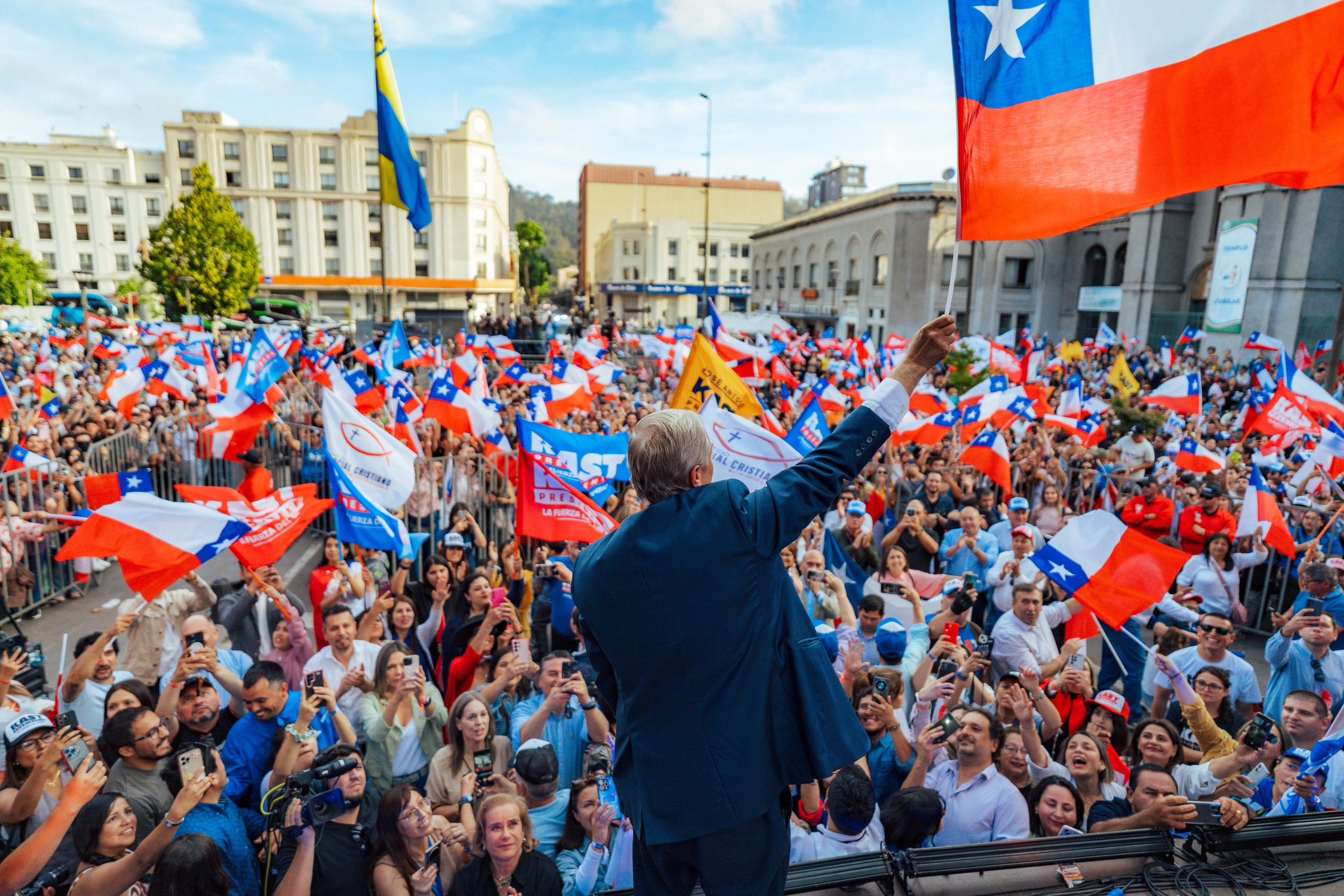 Kast no encerramento da campamnha